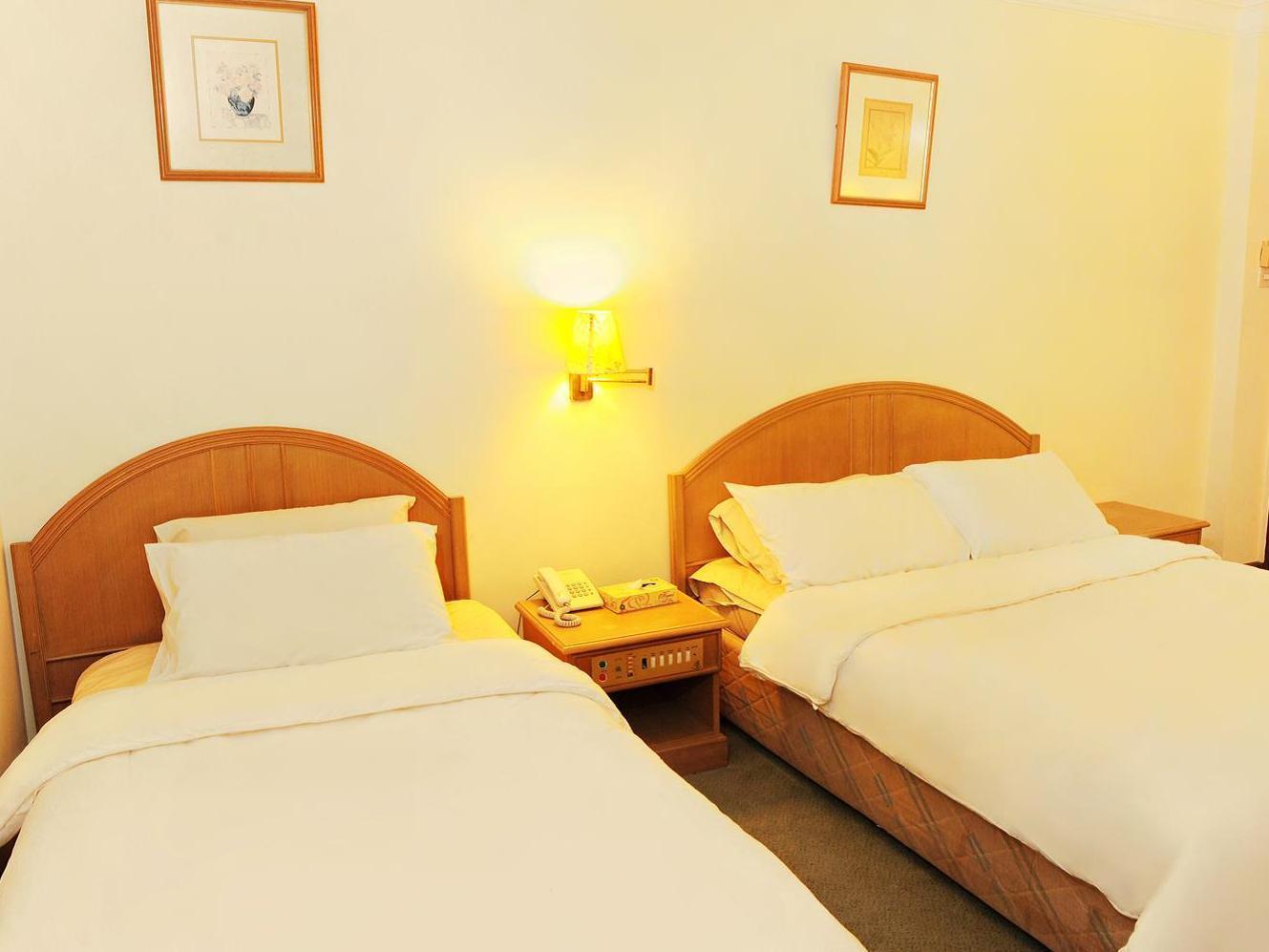 Borneo Hotel Kuching Esterno foto